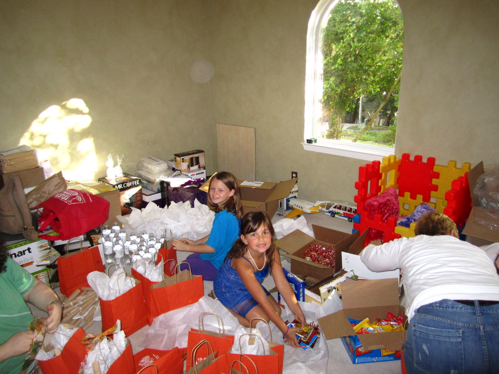 Travel advisor arranging personalized welcome gifts for a curated group trip